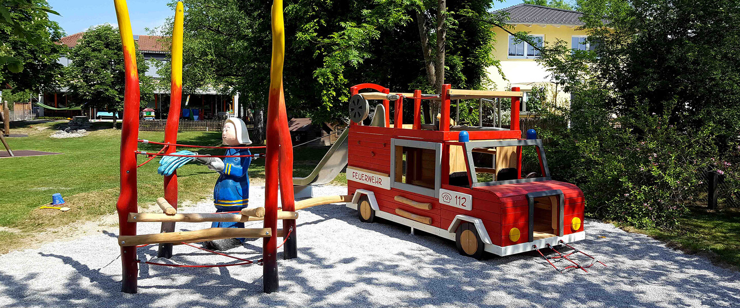 Spielplatz von einem Spielplatzbauer gebaut