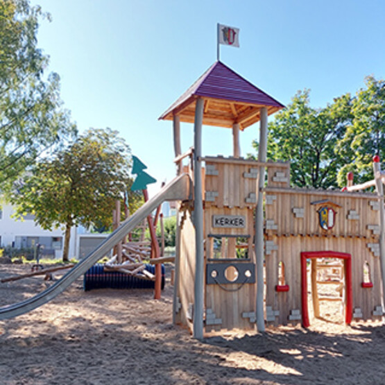 Holz-Ritterburg auf Spielplatz von Spielplatzbauer Mehrtens