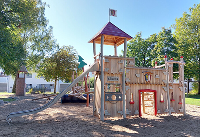 Holz-Ritterburg auf Spielplatz von Spielplatzbauer Mehrtens