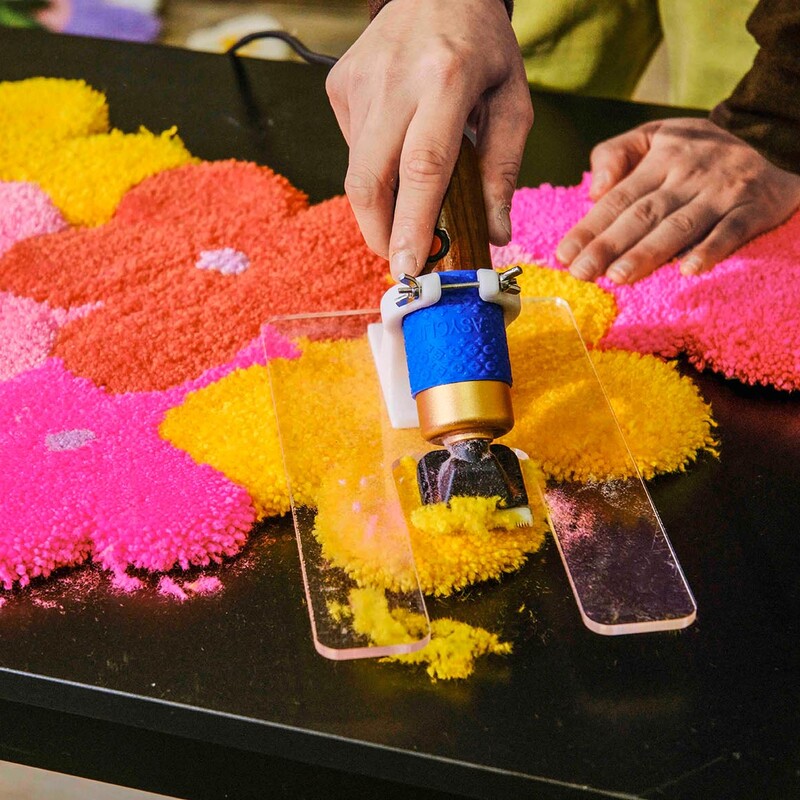 Bunter Teppich wird mit Schermaschine bearbeitet
