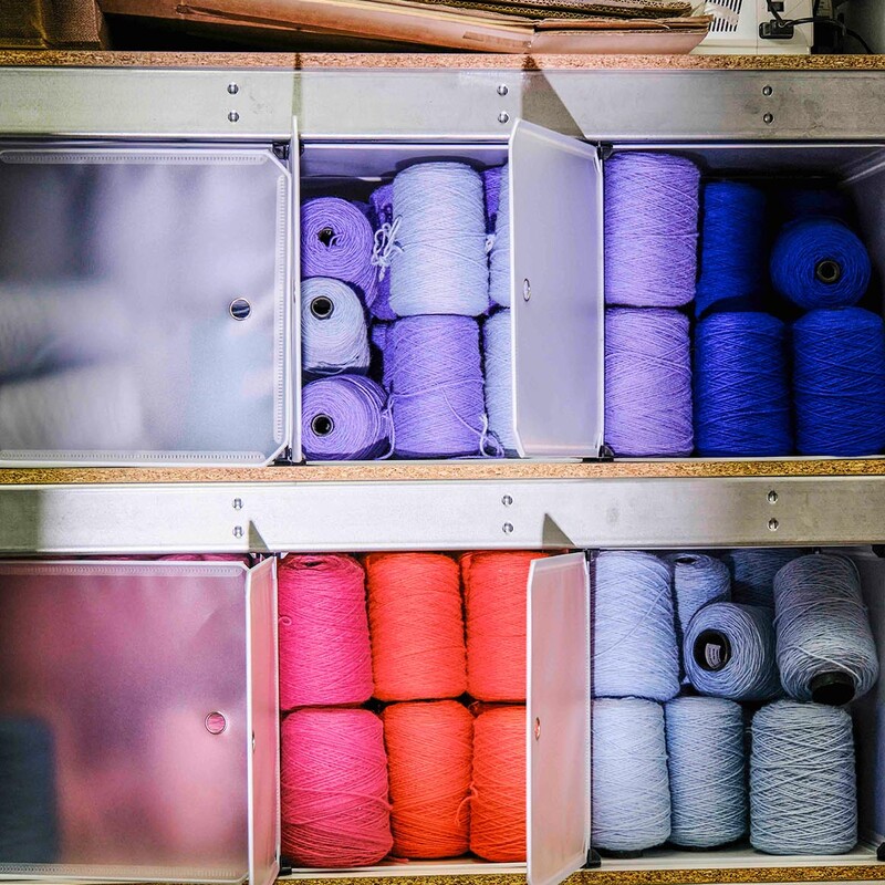 Bunte Garnrollen im Regal