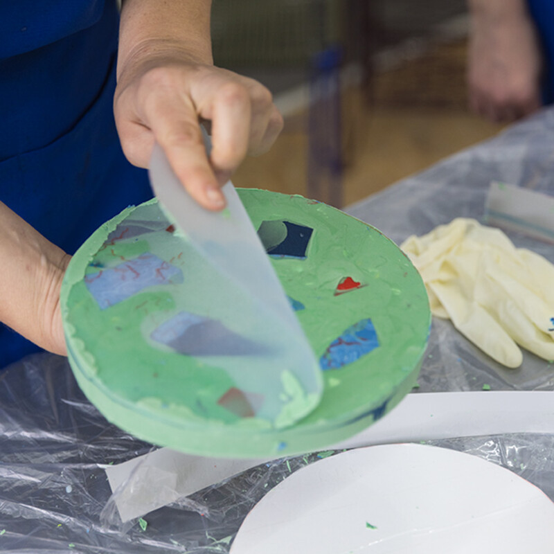 H&auml;nde ziehen Form von gegossenem Terrazzo-Objekt