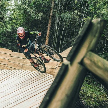 Elvin Hepp mit dem Fahrrad in der Steilkurve