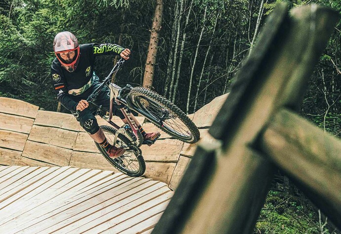 Elvin Hepp mit dem Fahrrad in der Steilkurve