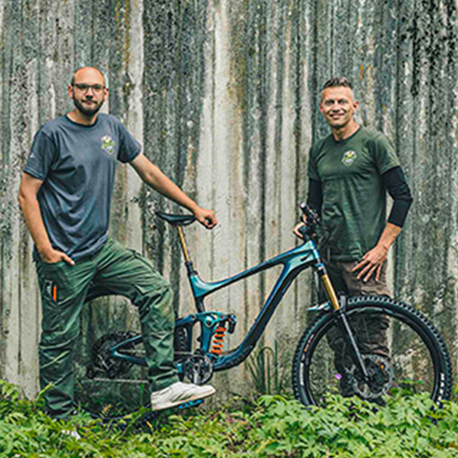 Rittmann und Heselschwerdt mit einem Mountainbike