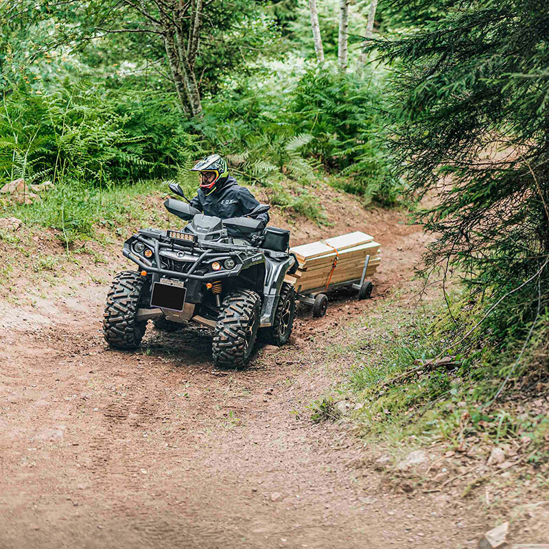 Heiko Rittmann transportiert Holz für den Trailbau