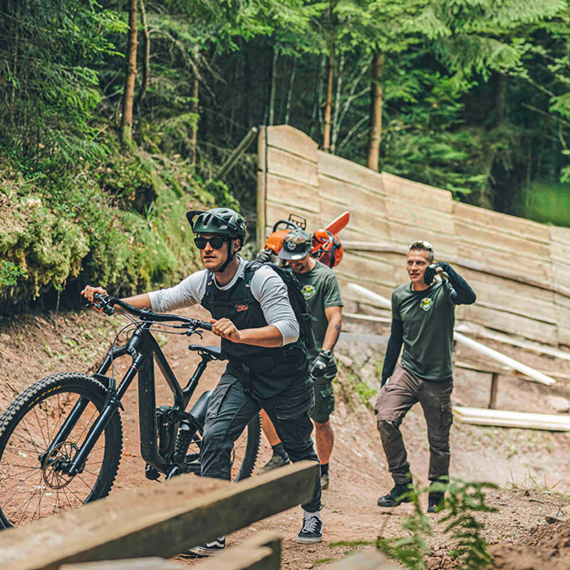 Mitarbeiter Bikepark Bad Wildbad mit Bike und Arbeitsgeräten