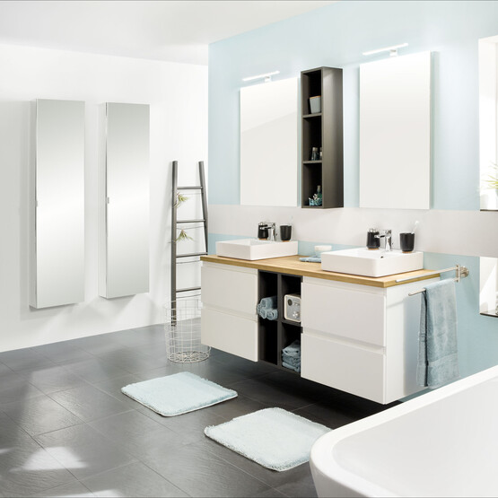 Badezimmer mit hellblauen Wänden