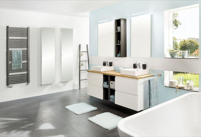 Badezimmer mit hellblauen Wänden