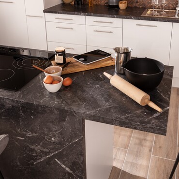Küchenarbeitsplatte aus grauem Stein