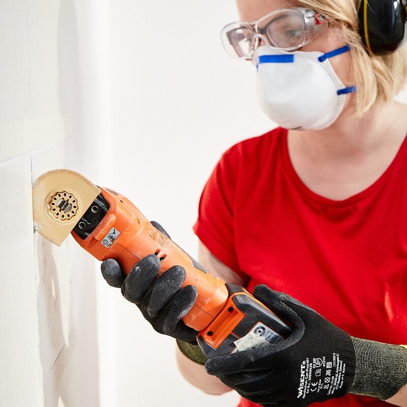 BAUHAUS Workshop - Kaputte Fliese ersetzen: Die beschädigte Fliese mit einem Dremel oder Multitool von der Wand schneiden