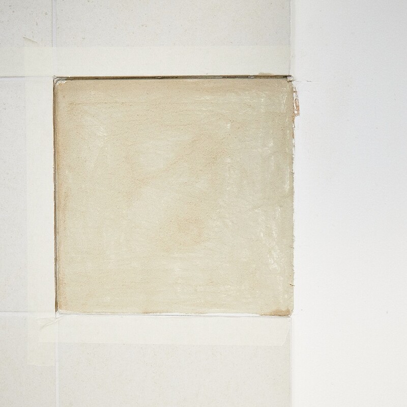 BAUHAUS Workshop - Kaputte Fliese ersetzen: Freigelegte und gesäuberte Wand unter der zu ersetzenden Fliese