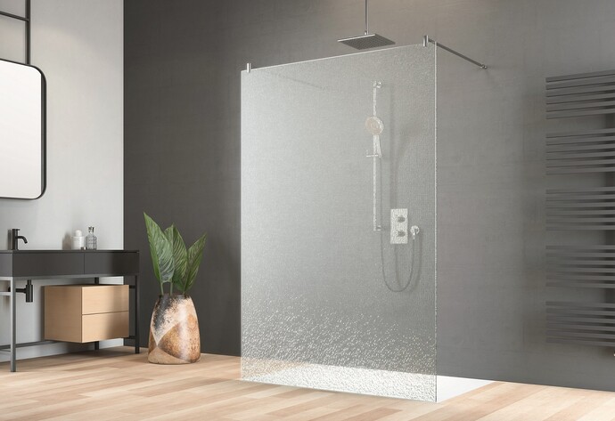 Großes Badzimmer mit großer ebenerdiger Glasdusche