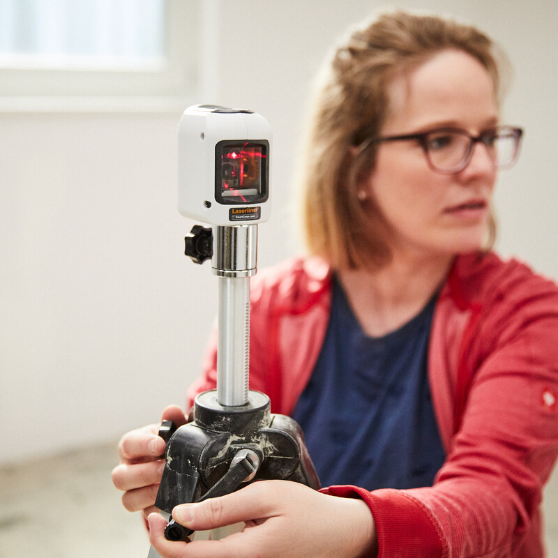 BAUHAUS Workshop: Gewünschte Höhe des Bodens wird mit einem Laser ausgemessen