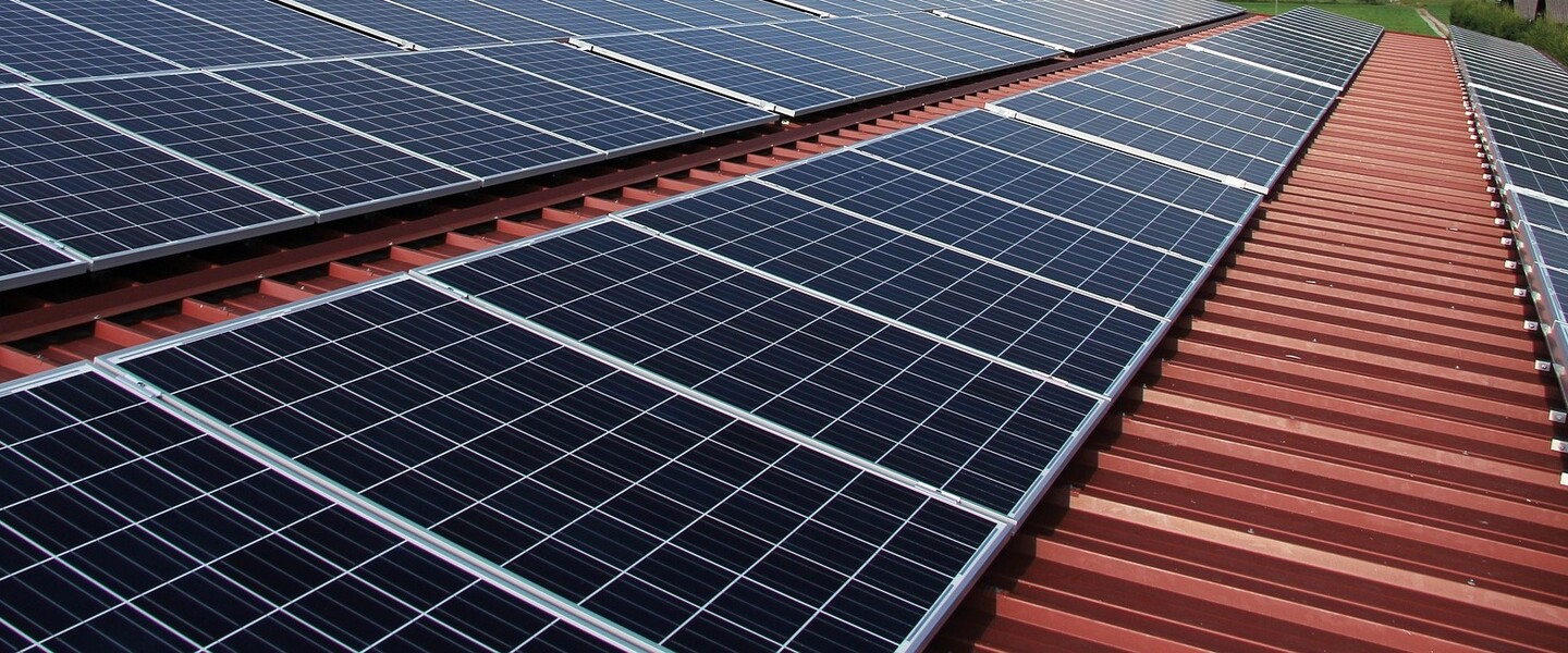 Dach mit Photovoltaik-Anlage
