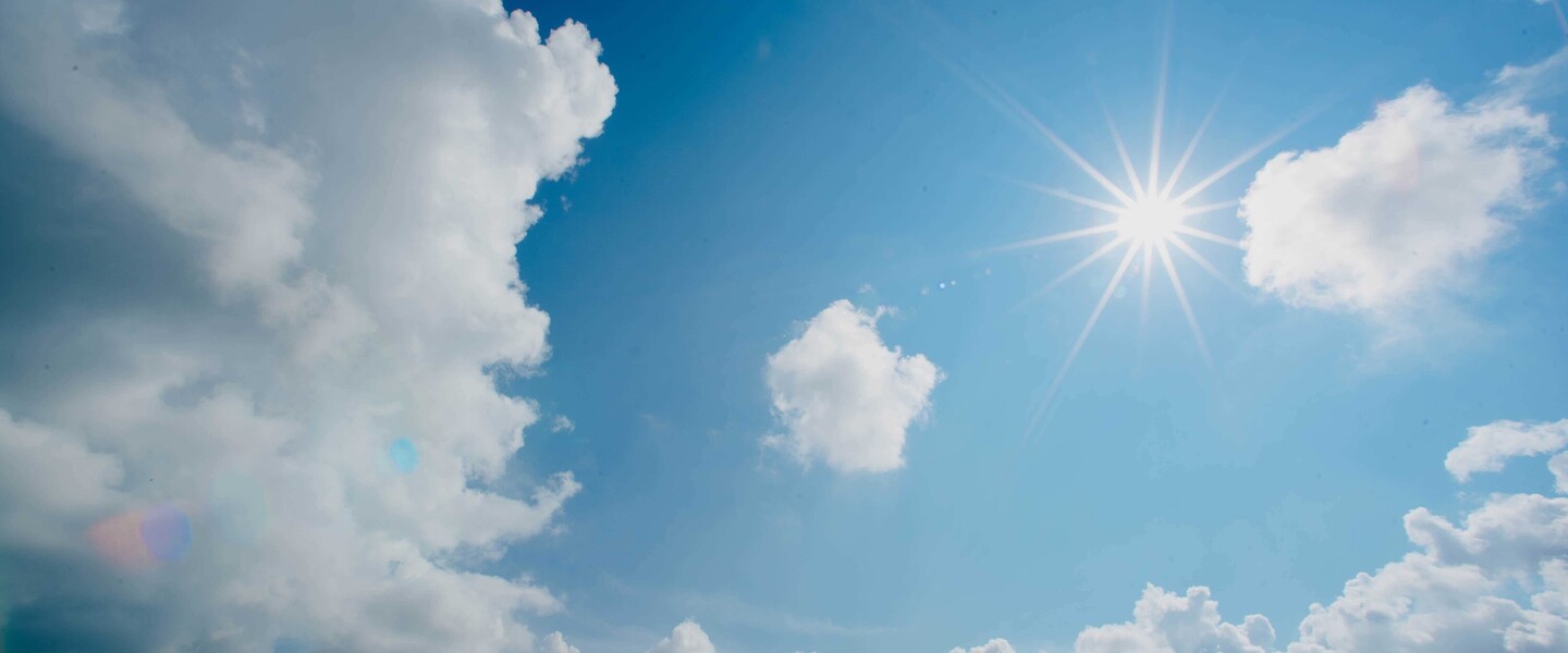 Sonne und Wolken am Himmel