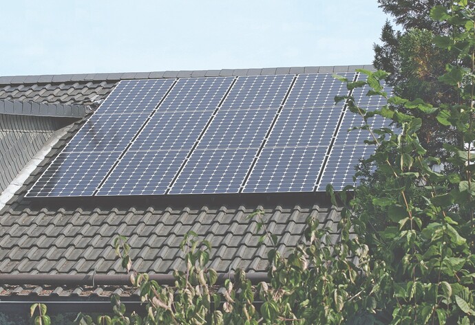 Haus mit Solarzellen auf dem Dach