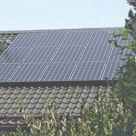 Haus mit Solarzellen auf dem Dach