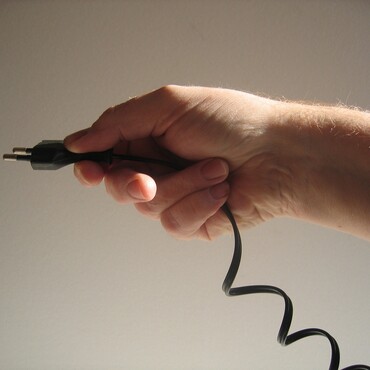 Stecker und Kabel in einer Hand