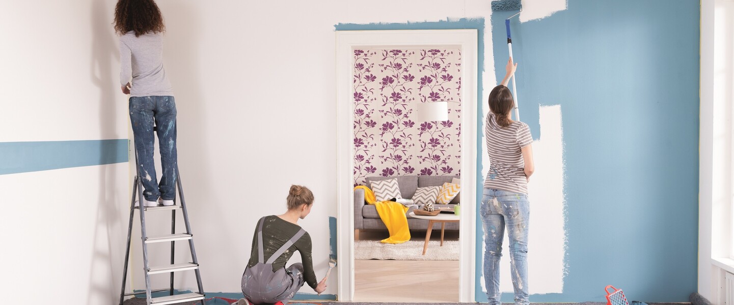 Frauen streichen Wand