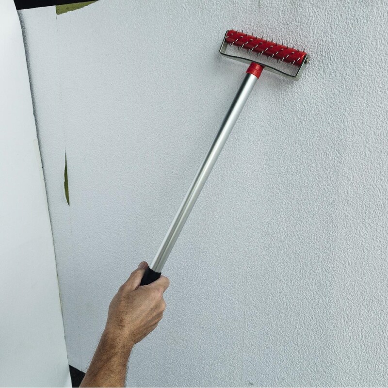 Anleitung Wände streichen: Alte Schichten mit Stachelwalz entfernen