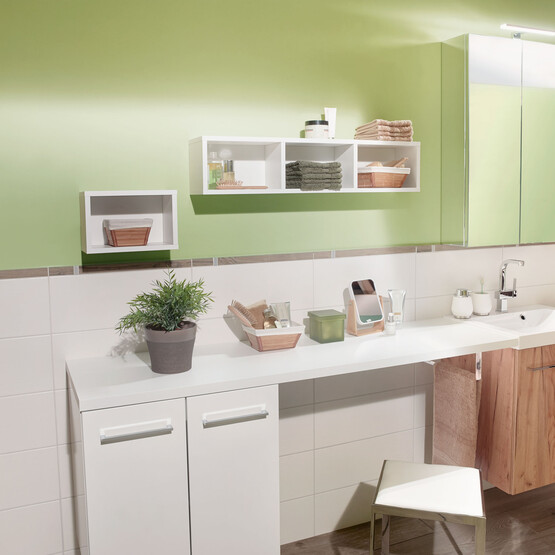 Beleuchteter Badschrank h&auml;ngt &uuml;ber Waschbecken