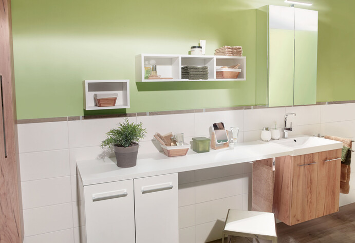 Beleuchteter Badschrank h&auml;ngt &uuml;ber Waschbecken