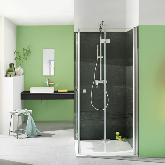 Badezimmer mit gr&uuml;nen W&auml;nden