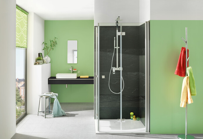 Badezimmer mit gr&uuml;nen W&auml;nden