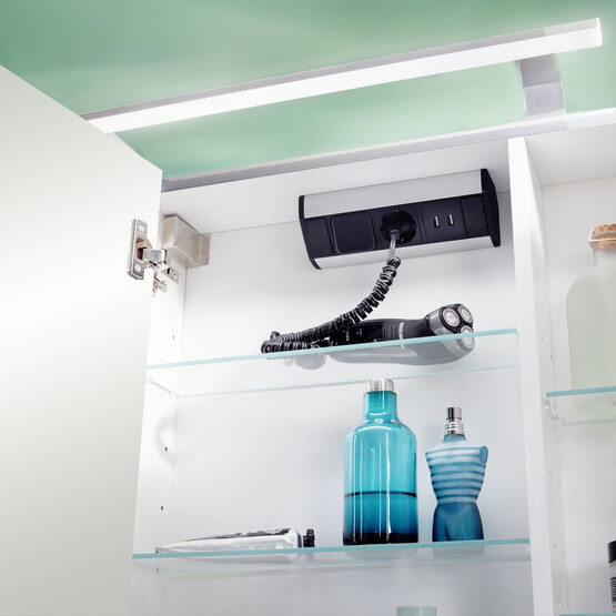 Beleuchteter Badezimmerschrank, der offen ist
