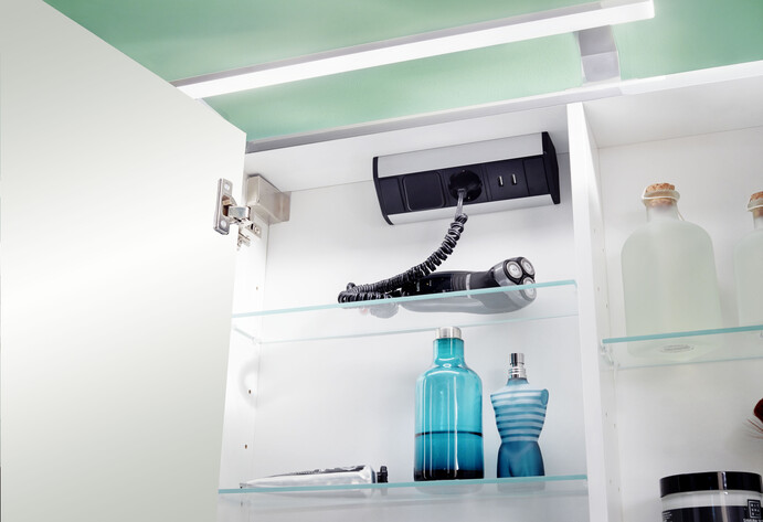 Beleuchteter Badezimmerschrank, der offen ist