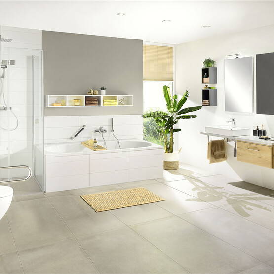 Badezimmer mit farblichen Wandkacheln