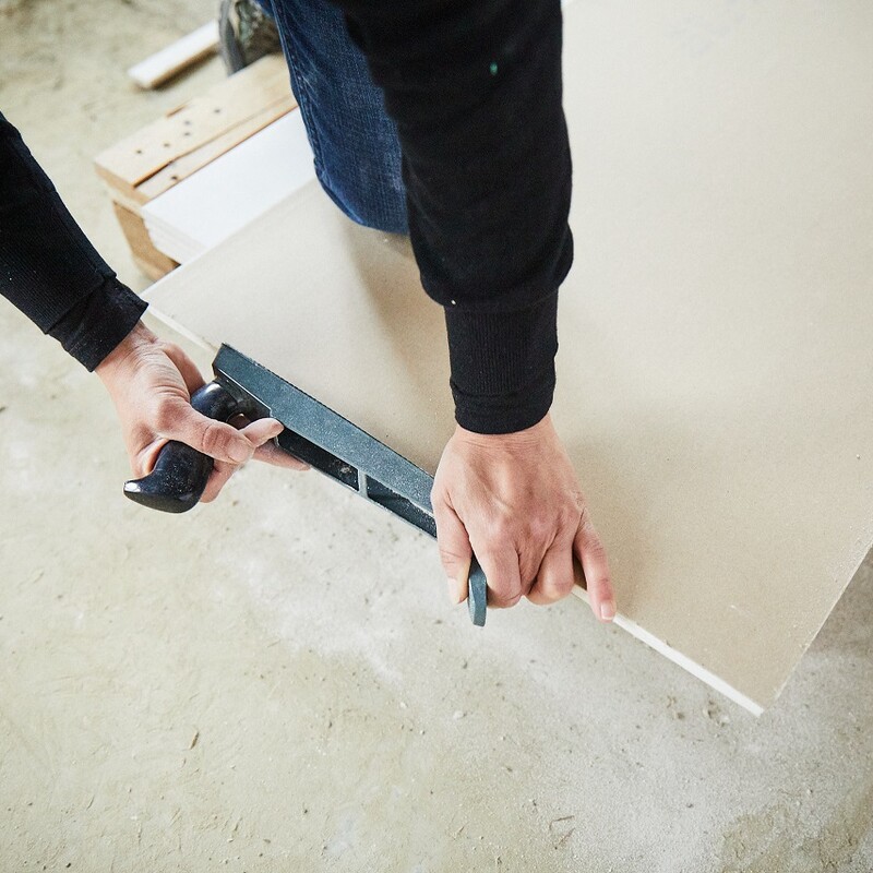 Bauhaus Workshop - Wandverkleidung mit Gipskartonplatten: Kant der Gipskartonplatten weren leicht abgehobelt