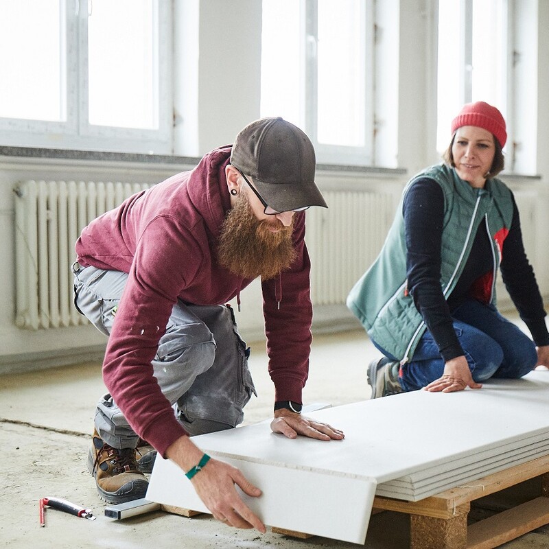 Bauhaus Workshop - Wandverkleidung mit Gipskartonplatten: Markus und Kathi schneiden die Gipskartonplatten zu