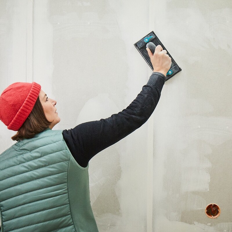 Bauhaus Workshop - Wandverkleidung mit Gipskartonplatten: Verspachtelte Wand abschleifen