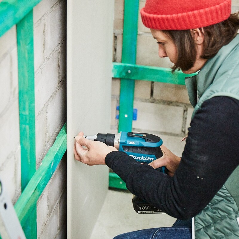 Bauhaus Workshop - Wandverkleidung mit Gipskartonplatten: Die Gipskatonplatten werden an der Lattenkonstruktion angeschraubt