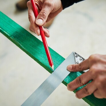 Bauhaus Workshop - Wandverkleidung mit Gipskartonplatten: Latten für die Wandkonstruktion anzeichnen und zuschneiden