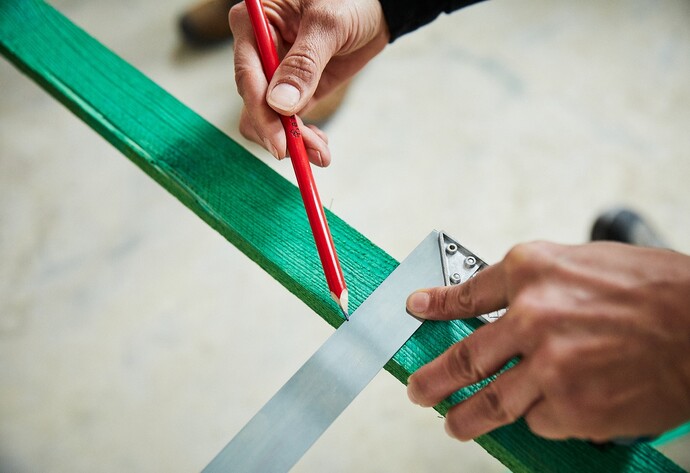 Bauhaus Workshop - Wandverkleidung mit Gipskartonplatten: Latten f&uuml;r die Wandkonstruktion anzeichnen und zuschneiden
