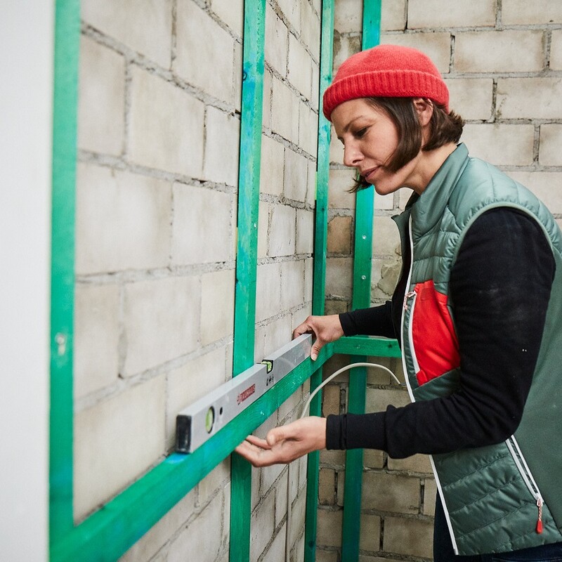 Bauhaus Workshop - Wandverkleidung mit Gipskartonplatten: Lattenkonstruktion für Verschalung an der wWand anbringen