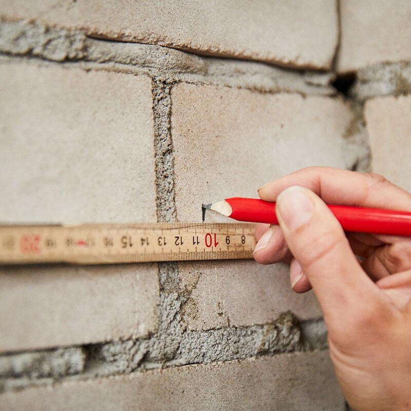 Bauhaus Workshop - Wandverkleidung mit Gipskartonplatten: Lattenkonstruktion an der Wand anzeichnen