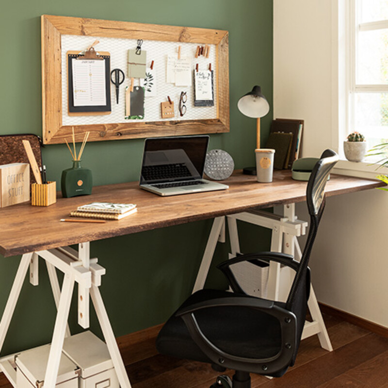 Schreibtisch mit Pinnwand und Aufbewahrungsm&ouml;glichkeiten